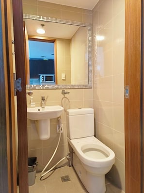 Douche, sèche-cheveux, bidet, serviettes fournies