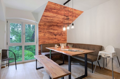 Dining. Apartment 'Oben' with Mountain View, Balcony and Wi-Fi