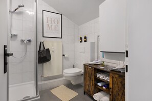 Douche, sèche-cheveux, serviettes fournies