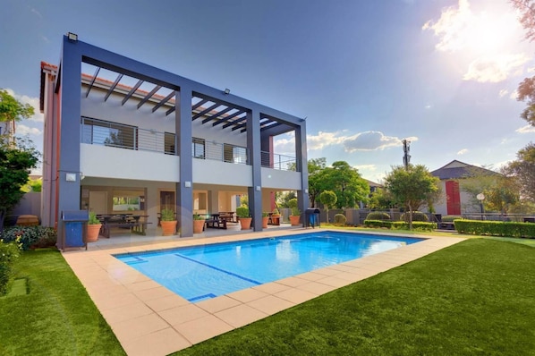 Lejlighed - 2 soveværelser - ryger - balkon | Pool | Udendørs pool