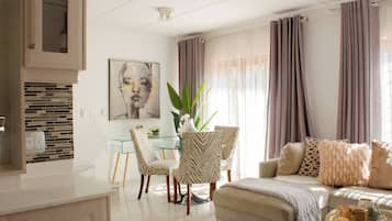 Apartamento, 2 quartos, para fumantes, sacada | Sala de estar | Livros