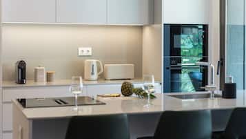 Kühlschrank, Mikrowelle, Ofen, Herdplatte