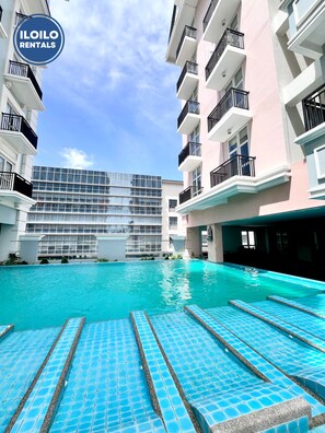 Una piscina al aire libre