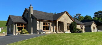 Hill Farm Spacious 4-Bed Countryside Home