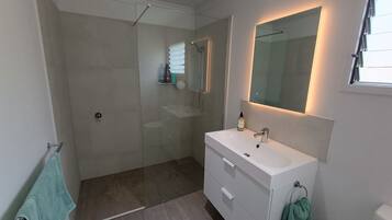 Regadera, toallas, jabón, papel de baño