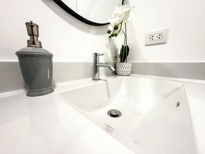 Shower, hair dryer, towels, toilet paper - Brand new apartment in Jesús María (Jesús María)