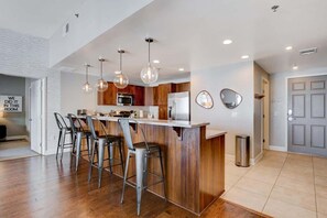 冷蔵庫、電子レンジ、オーブン、コンロ