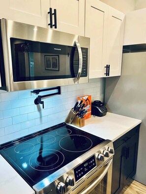 Køleskab, mikrobølgeovn, ovn, kogeplade