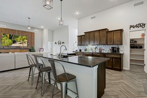 冷蔵庫、電子レンジ、オーブン、コンロ