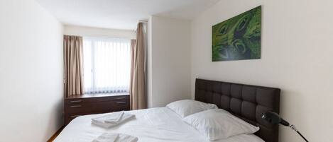 1 habitación, escritorio, tabla de planchar con plancha y wifi