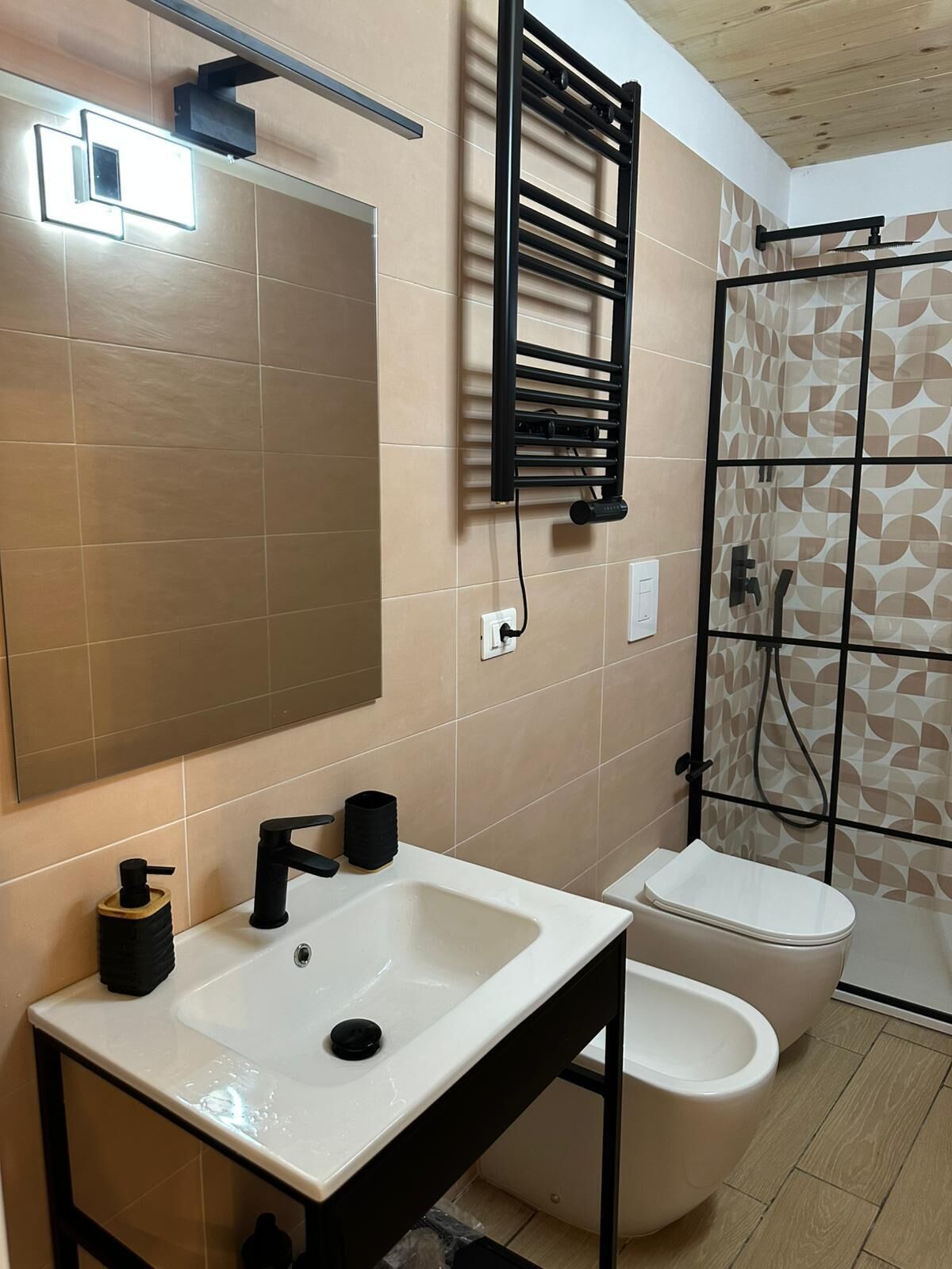 Dusche, Haartrockner, Bidet, Handtücher