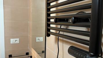 Doccia, asciugacapelli, bidet, asciugamani