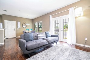 Comfort Townhome | Living room