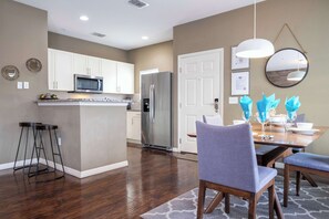 Comfort Townhome | Dining room