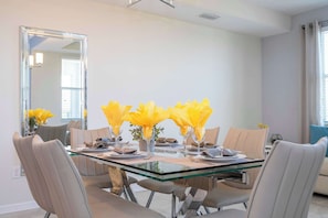 Comfort Condo | Dining room