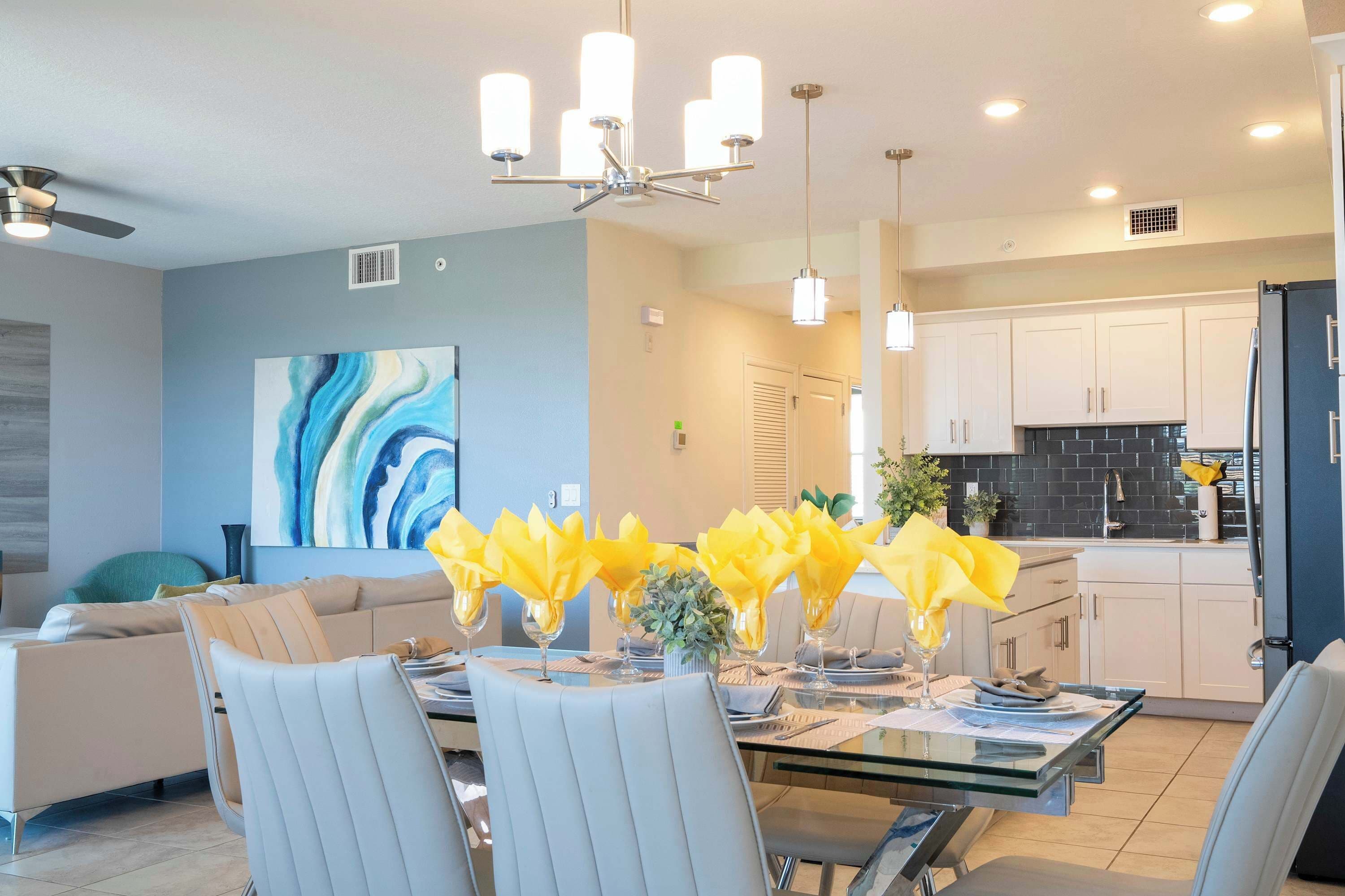 Comfort Condo | Dining room