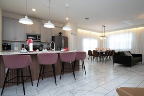 Residenza Comfort | Cucina privata | Frigorifero con congelatore, microonde, forno, piano cottura