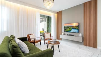 Townhouse – comfort | Oppholdsområde | En 1-tommers smart-TV med kabel-kanaler samt Netflix og Hulu