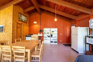Dining - Spacious Lakefront Cabin for Groups-Sleeps 6, Kitchen, Stained Glass Charm (Soldotna)