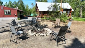 Property grounds - Spacious Lakefront Cabin for Groups-Sleeps 6, Kitchen, Stained Glass Charm (Soldotna)