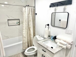 Hair dryer, towels, soap, toilet paper - Spacious House by TopGolf Pharr (Pharr)