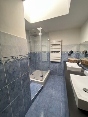 Dusche, Haartrockner, Handtücher, Toilettenpapier