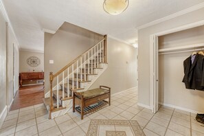 Interior - Spacious 5 -bedroom, office, in-law suite, large back yard. (Dunwoody)