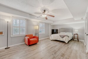 5 bedrooms, desk, iron/ironing board, free WiFi