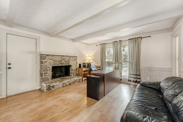 TV, fireplace - Spacious 5 -bedroom, office, in-law suite, large back yard. (Dunwoody)