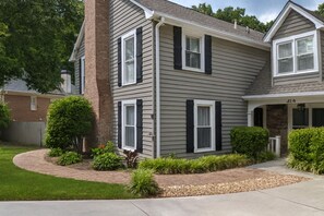 Exterior - Spacious 5 -bedroom, office, in-law suite, large back yard. (Dunwoody)