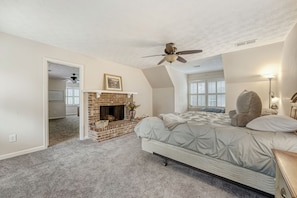 4 bedrooms, desk, iron/ironing board, free WiFi - Spacious 5 -bedroom home, backyard entertainment, basement suite, MARTA access (Dunwoody)