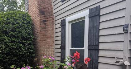 Spacious 5 -bedroom house in welcoming Dunwoody, large back yard. Close to MARTA