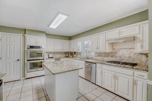 Fridge, microwave, oven, stovetop - Spacious 5 -bedroom, office, in-law suite, large back yard. (Dunwoody)