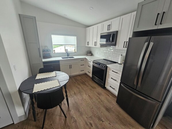 Réfrigérateur, micro-ondes, four, lave-vaisselle