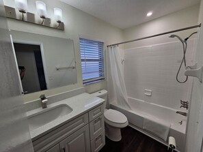 Een douche, een haardroger, handdoeken, zeep