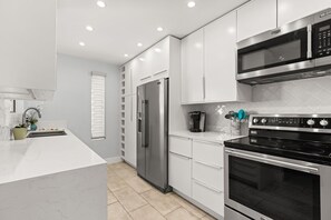 Køleskab, mikrobølgeovn, ovn, kogeplade