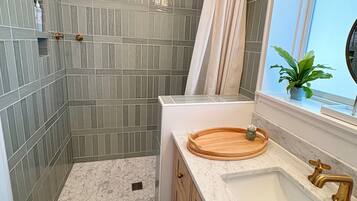 Secador de cabelo, toalhas de banho, sabonete, papel higiênico