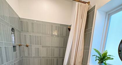 Charming NEW studio with AC and private yard in tranquil Sebastopol