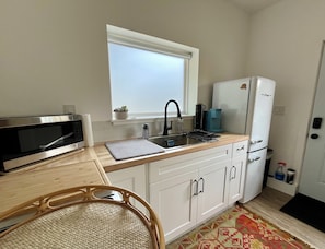 Microwave, oven, stovetop, coffee/tea maker