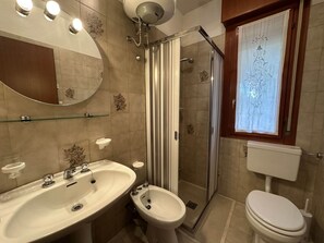 Apartamento, 2 habitaciones, balcón, vistas al jardín | Baño