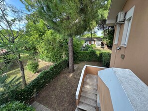 Appartamento, 2 camere da letto, balcone, vista giardino | Vista dalla struttura