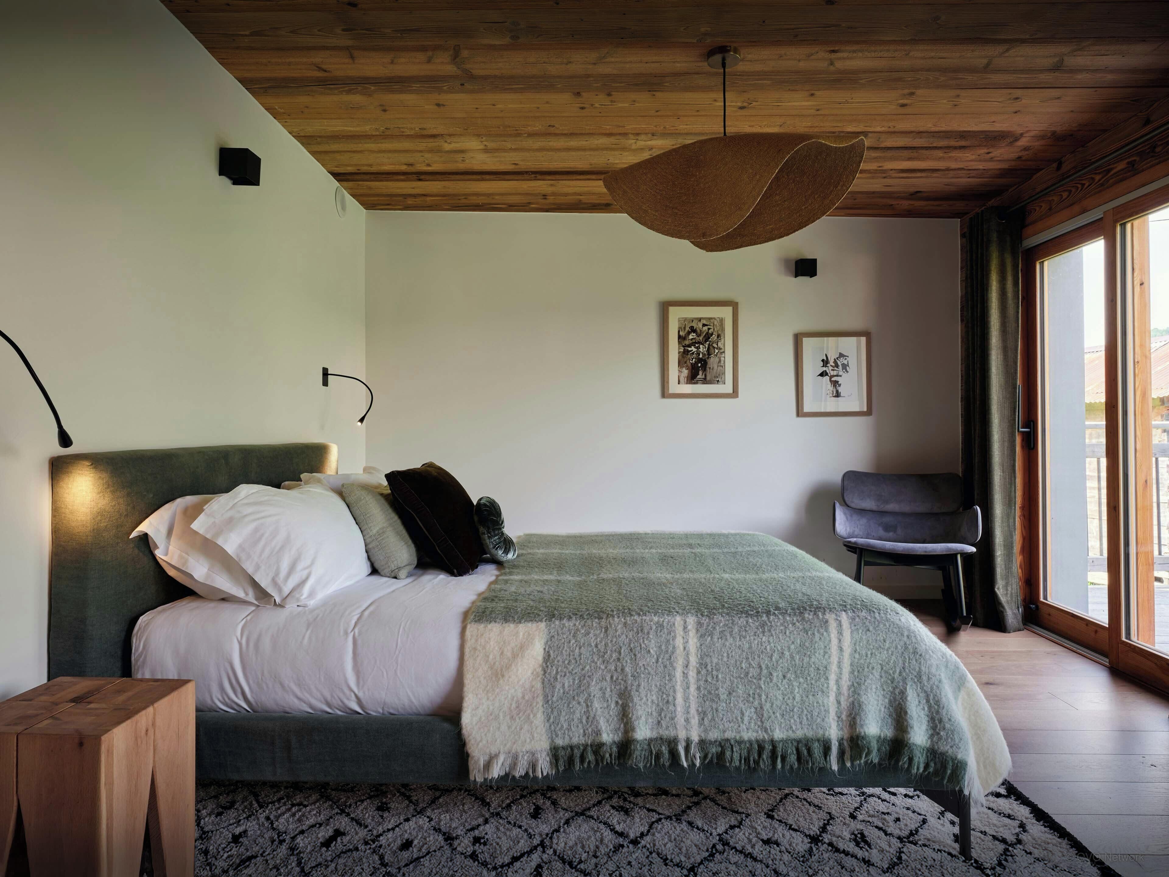 5 bedrooms, iron/ironing board, WiFi, bed sheets