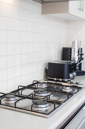 Køleskab, mikrobølgeovn, ovn, kogeplade