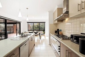 Køleskab, mikrobølgeovn, ovn, kogeplade