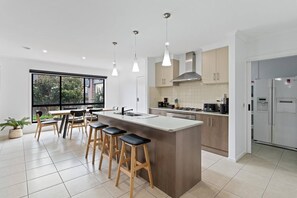 Køleskab, mikrobølgeovn, ovn, kogeplade