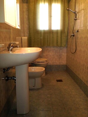 Apartment, 1 Bedroom, Balcony | Bathroom