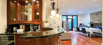 Charming 2-bedroom house in lovely Vancouver with WiFi/sleeps 5