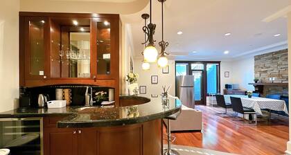 Charming 2-bedroom house in lovely Vancouver with WiFi/sleeps 5