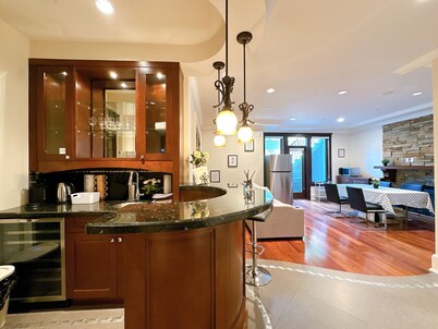Charming 2-bedroom house in lovely Vancouver with WiFi/sleeps 5