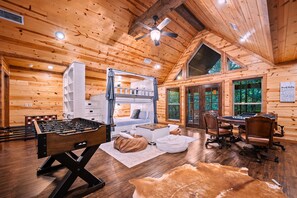 4 habitaciones, tabla de planchar con plancha y cuna de viaje 
